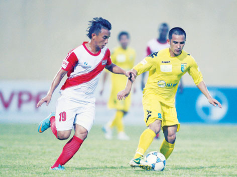 Các cầu thủ K.Kiên Giang (trái) sẽ không tham dự V.League 2014 vì hết tiền?. Ảnh: VSI