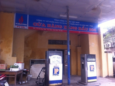 Cửa hàng xăng dầu 304 tại số 174 Hà Huy Tập, Yên Viên, Gia Lâm, Hà Nội treo biển “tạm nghỉ sửa máy”. (Ảnh chụp lúc 11 giờ ngày 22-2). Ảnh: Phong Cầm