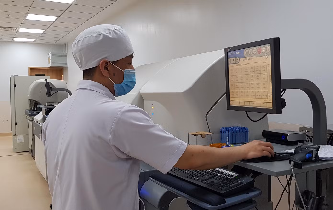 Bệnh viện Ung Bướu có hệ thống xét nghiệm hiện đại nhưng đang đối mặt với nguy cơ thiếu hóa chất