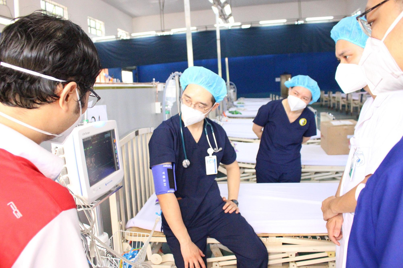 Sự chênh lệch về thu nhập của nhân viên y tế trong hệ thống công lập ngày càng lớn Sự chênh lệch về thu nhập của nhân viên y tế trong hệ thống công lập ngày càng lớn