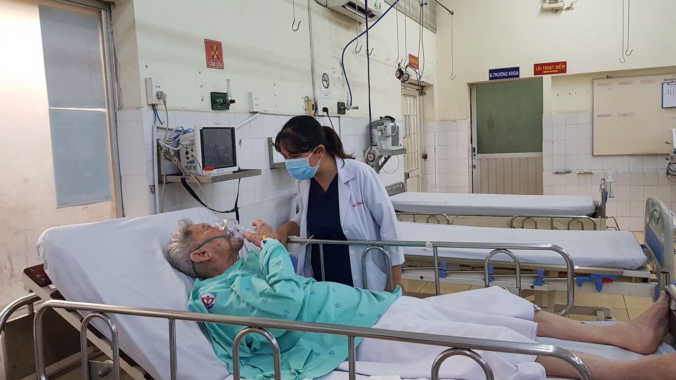 Bệnh nhân lớn tuổi đang phải chịu cả bệnh tật hành hạ và không khí ngột ngạt, nóng nực trong khoa Cấp cứu, Bệnh viện Trưng Vương Bệnh nhân lớn tuổi đang phải chịu cả bệnh tật hành hạ và không khí ngột ngạt, nóng nực trong khoa Cấp cứu, Bệnh viện Trưng Vương