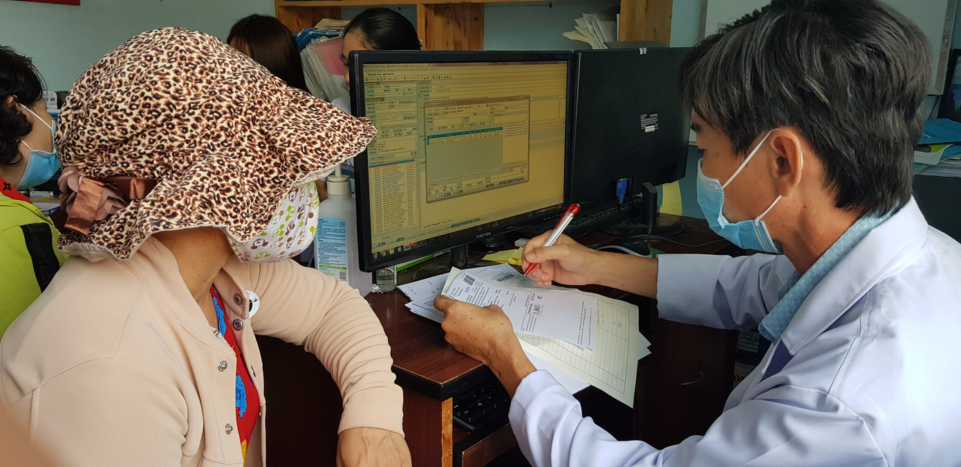 BS Nguyễn Triệu Vũ thăm khám, tư vấn cho một trường hợp bệnh nhân ung thư