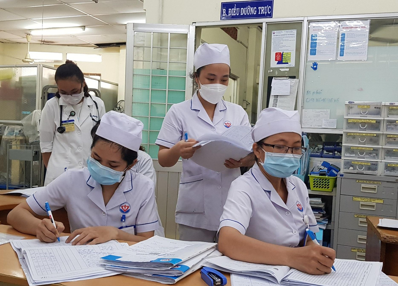 Thu nhập của nhân viên y tế chỉ đảm bảo được một phần đời sống đang là thách thức của ngành y