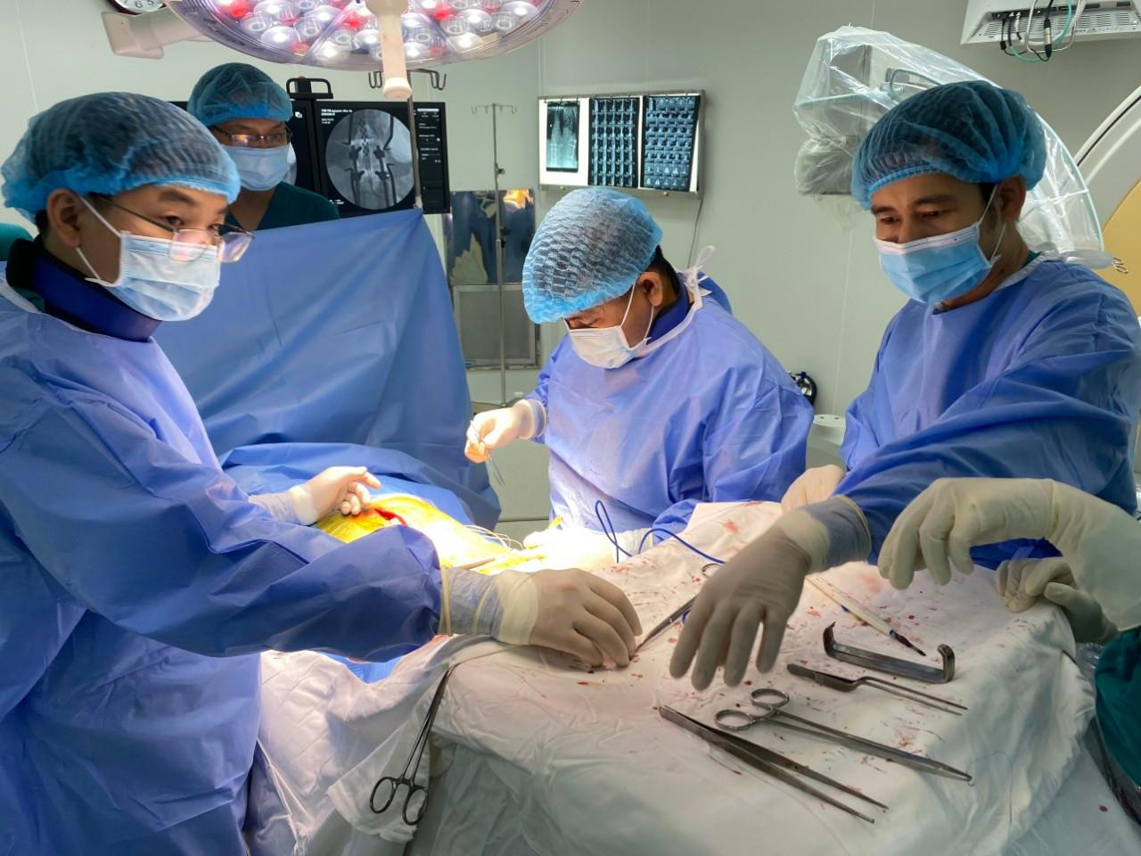 Các bác sĩ đã đặt thành công bộ điện cực và máy phát xung cho người bệnh Các bác sĩ đã đặt thành công bộ điện cực và máy phát xung cho người bệnh