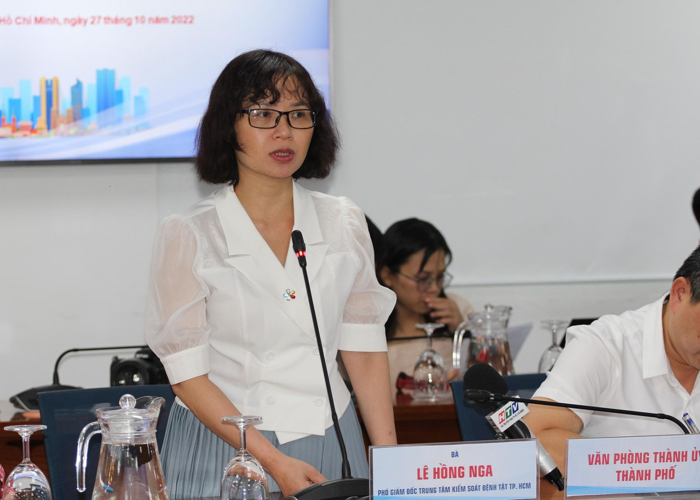 Bà Lê Hồng Nga cung cấp thông tin về dịch bệnh và vắc xin tại buổi họp báo Bà Lê Hồng Nga cung cấp thông tin về dịch bệnh và vắc xin tại buổi họp báo