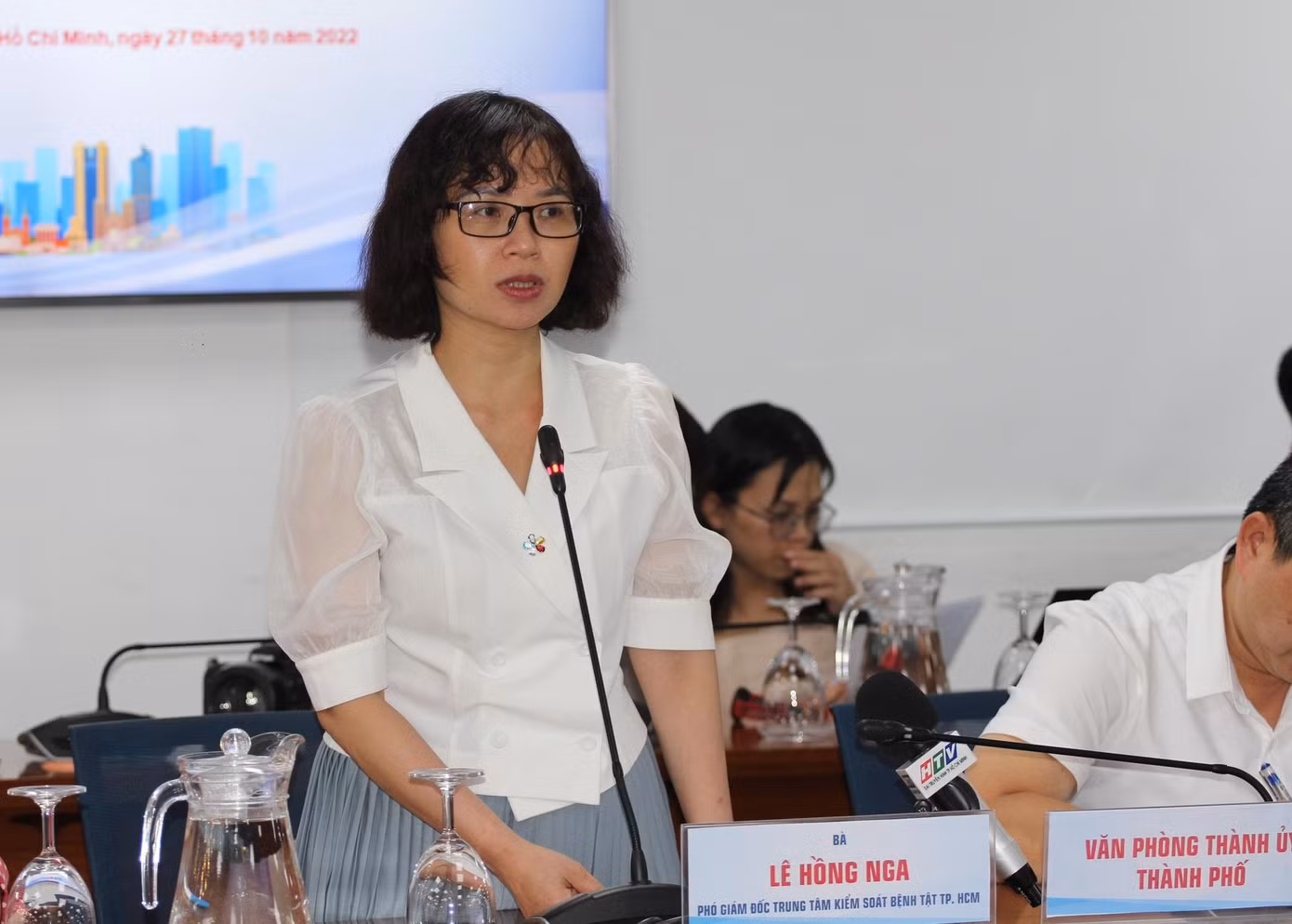 Bà Lê Hồng Nga cung cấp thông tin về dịch bệnh và vắc xin tại buổi họp báo Bà Lê Hồng Nga cung cấp thông tin về dịch bệnh và vắc xin tại buổi họp báo