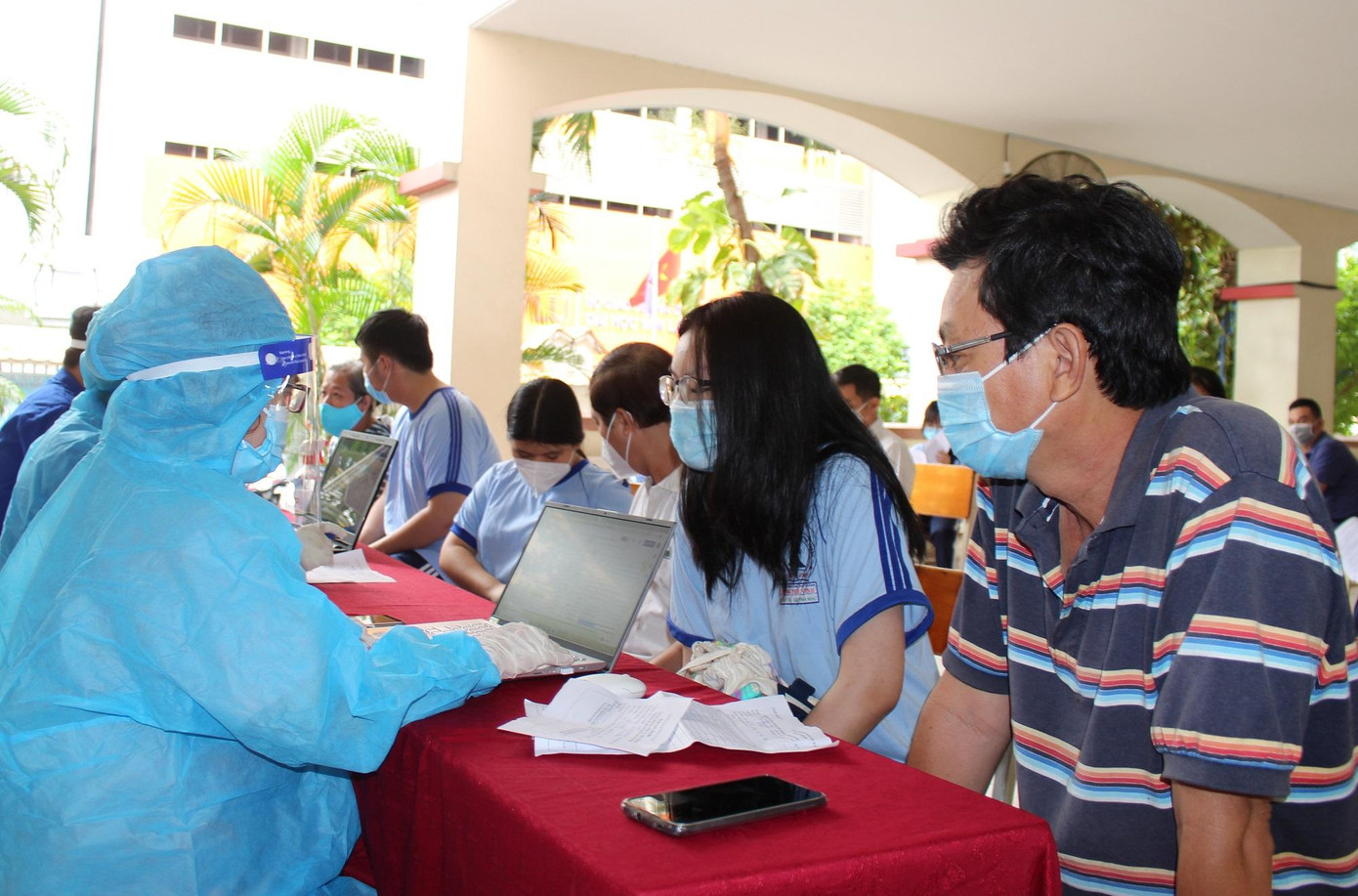 Phụ huynh tại Quận 1, TPHCM đưa con đi tiêm vắc xin phòng COVID-19