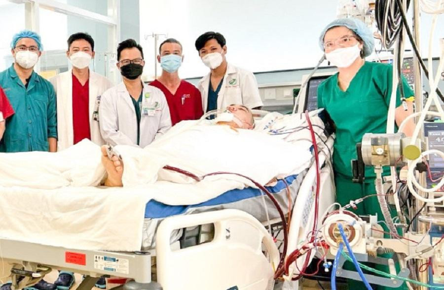 Bệnh nhân được ê kíp bác sĩ đặt ECMO và theo dõi, điều trị liên tục Bệnh nhân được ê kíp bác sĩ đặt ECMO và theo dõi, điều trị liên tục