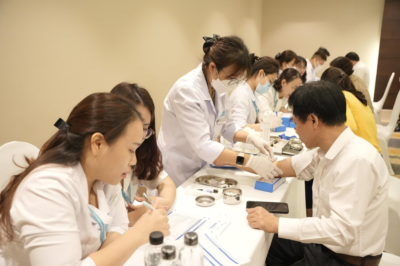 200 y bác sĩ được tri ân, lấy máu tầm soát ung thư bằng công nghệ gen 200 y bác sĩ được tri ân, lấy máu tầm soát ung thư bằng công nghệ gen