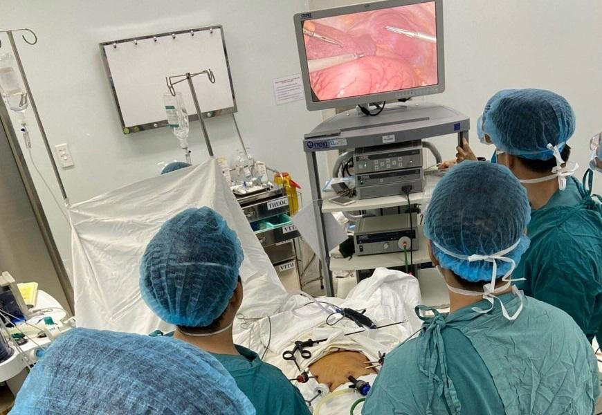 Các bác sĩ đã thực hiện cuộc phẫu thuật nội soi cắt dạ dày bị ung thư cho bệnh nhân Các bác sĩ đã thực hiện cuộc phẫu thuật nội soi cắt dạ dày bị ung thư cho bệnh nhân