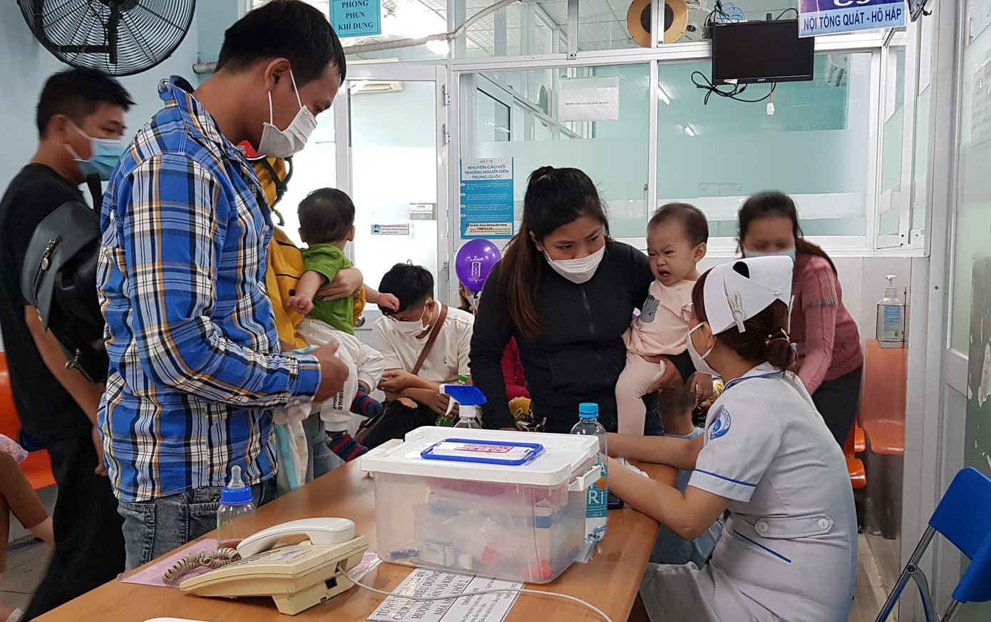 Áp lực công việc nhưng thu nhập không tương xứng là nguyên nhân khiến nhiều nhân viên y tế nghỉ việc