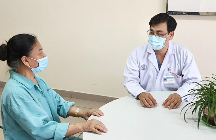 TS.BS Huỳnh Quang Khánh tư vấn cho bệnh nhân ung thư vú tại Bệnh viện Chợ Rẫy