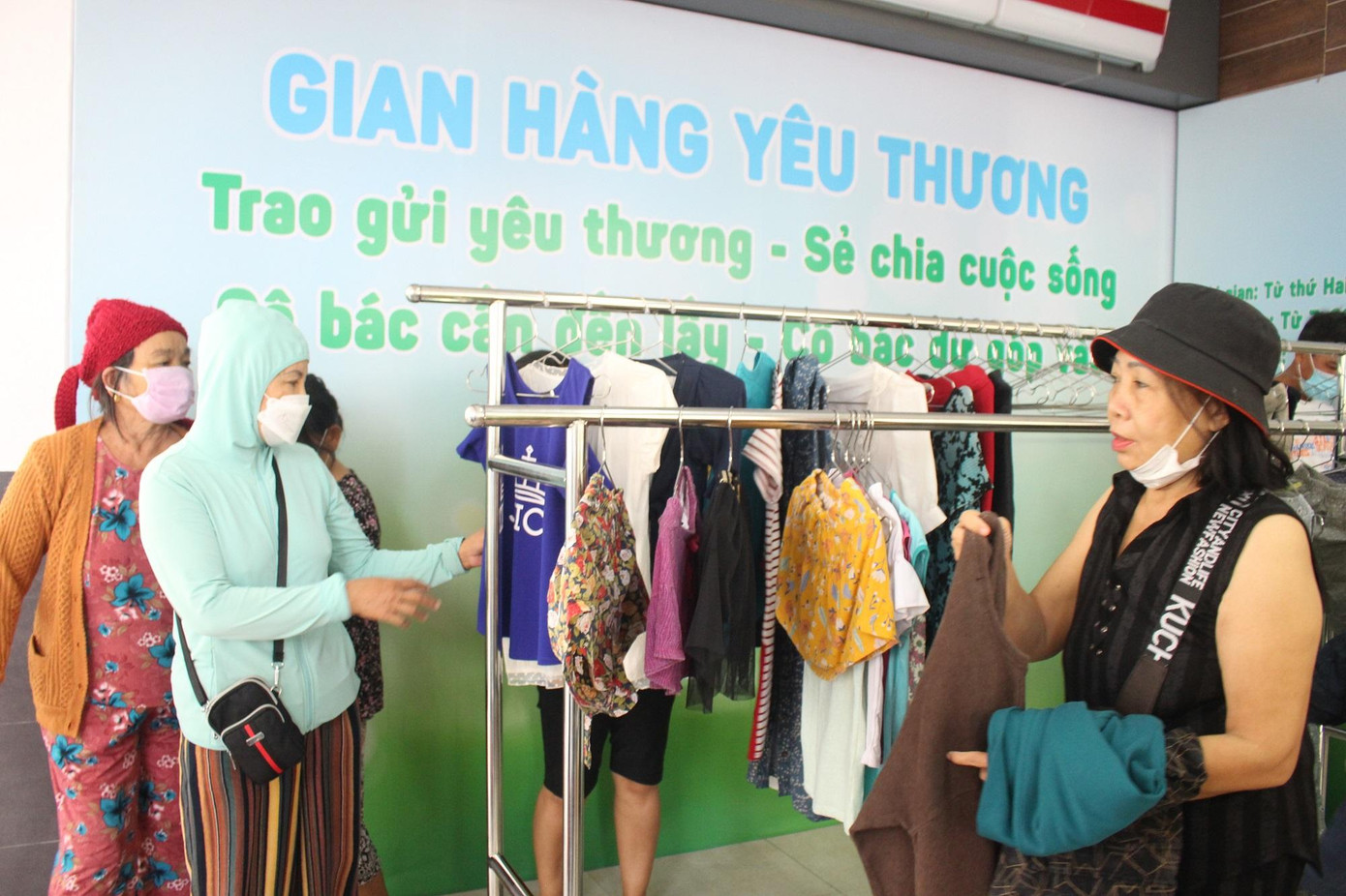 "Cô bác cần đến lấy - Cô bác dư góp vào" là hoạt động ý nghĩa trao gửi yêu thương "Cô bác cần đến lấy - Cô bác dư góp vào" là hoạt động ý nghĩa trao gửi yêu thương