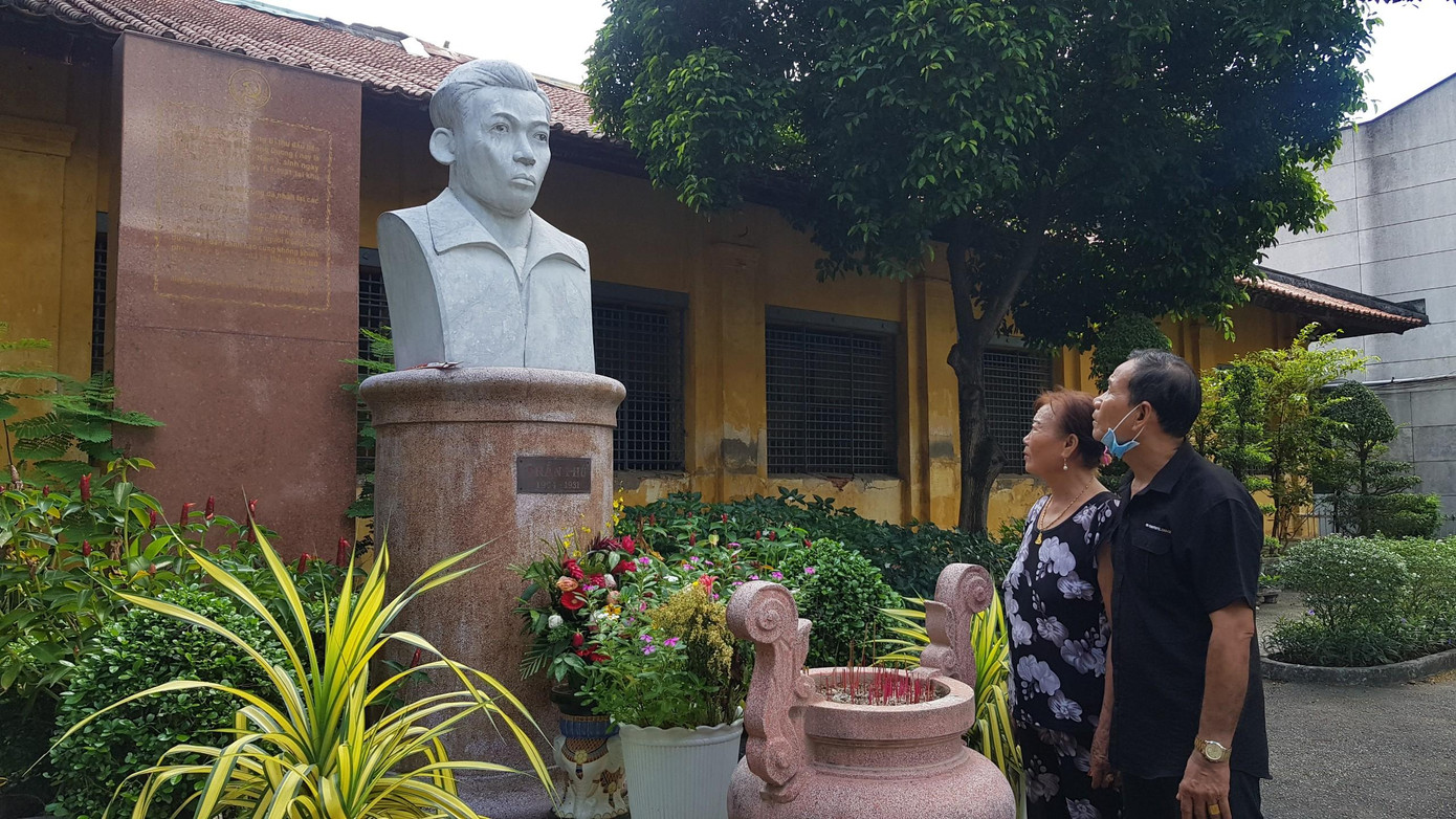 Ông Hùng cùng người thân thắp nhang tưởng niệm cố Tổng bí thư Trần Phú trong khuôn viên Bệnh viện Bệnh Nhiệt Đới