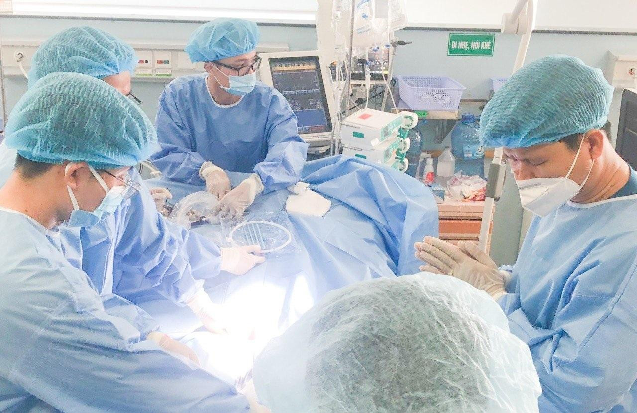 Các bác sĩ tận dụng "thời gian vàng" thực hiện cuộc phẫu thuật cấp cứu cho bệnh nhân Các bác sĩ tận dụng "thời gian vàng" thực hiện cuộc phẫu thuật cấp cứu cho bệnh nhân