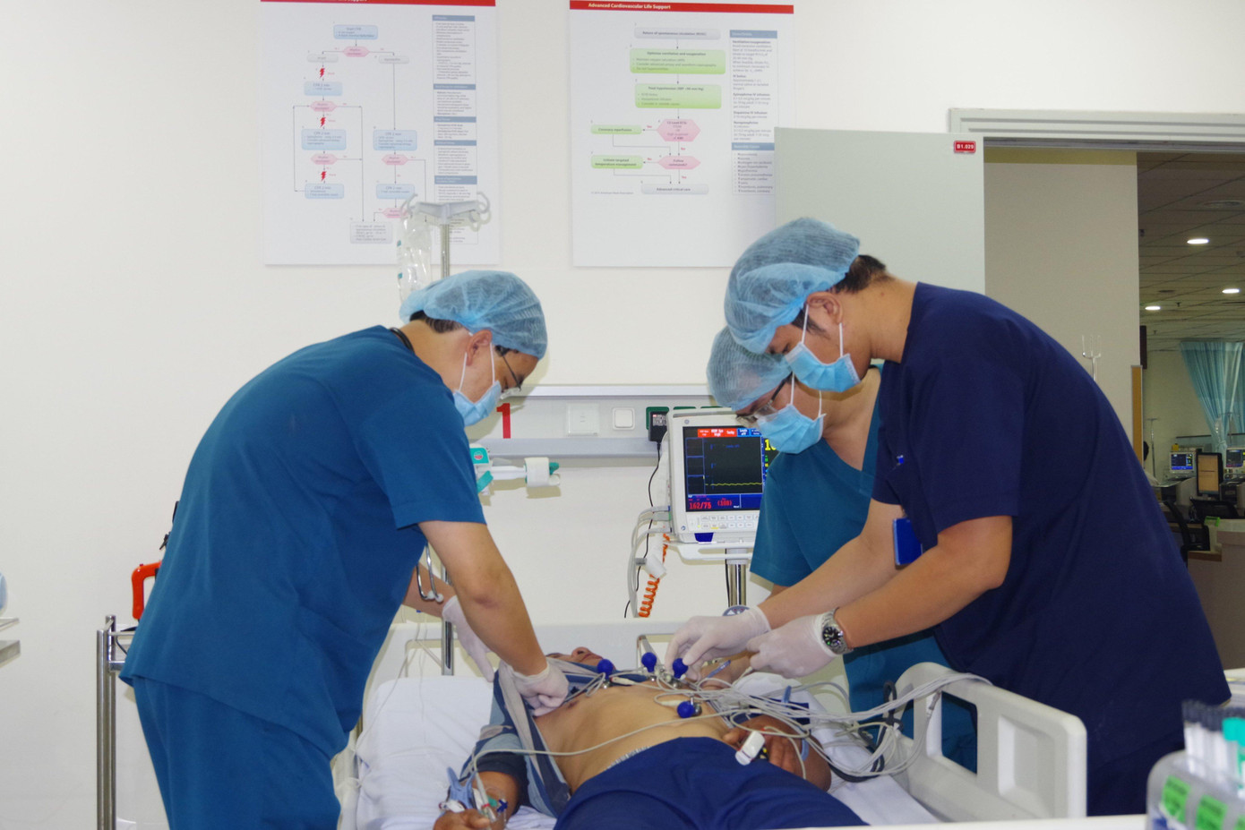 Các bác sĩ đang nỗ lực thực hiện các biện pháp chuyên môn để cứu chữa người bệnh Các bác sĩ đang nỗ lực thực hiện các biện pháp chuyên môn để cứu chữa người bệnh