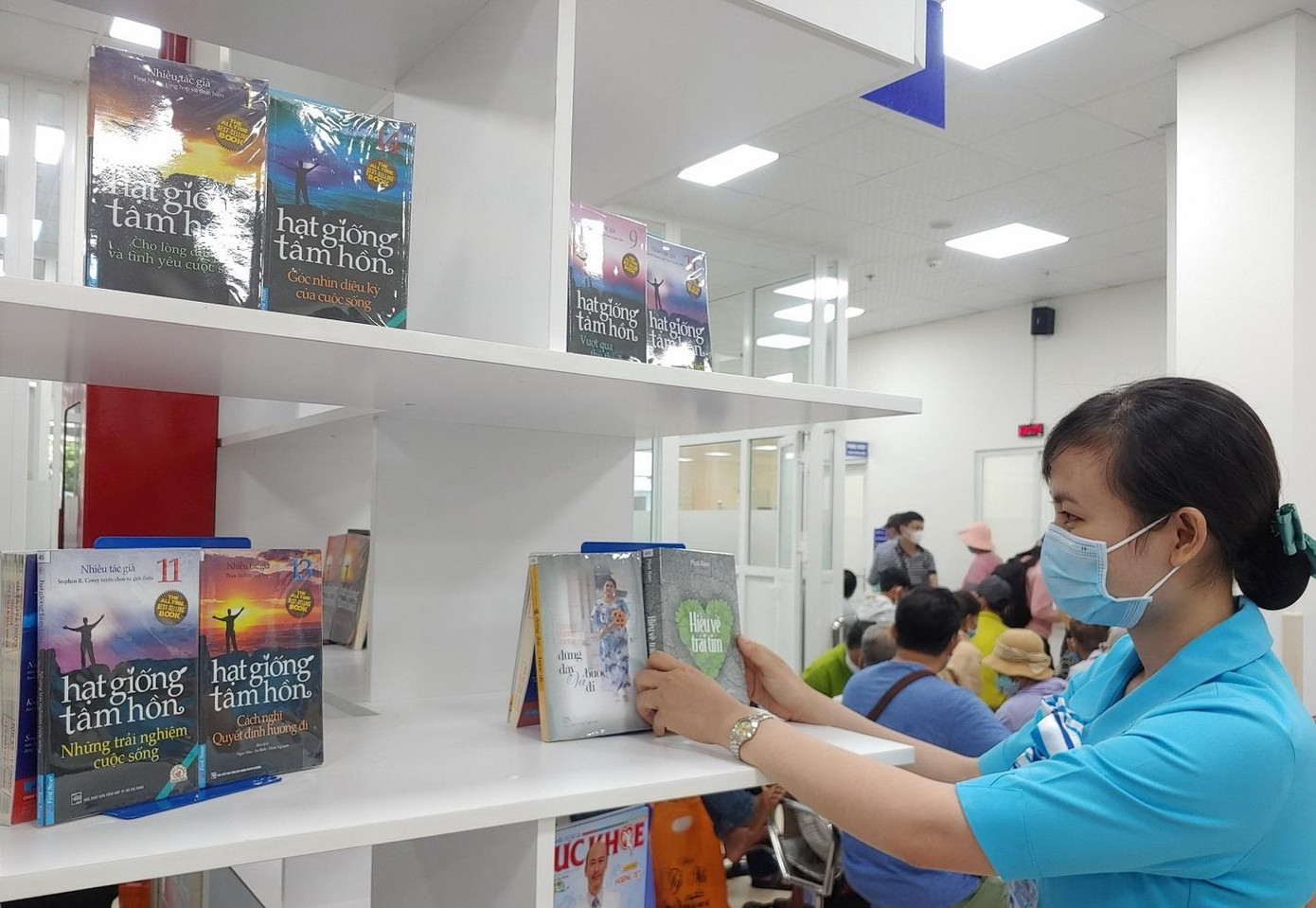 Kệ sách trong bệnh viện trở thành món ăn tinh thần cho người bệnh và thân nhân Kệ sách trong bệnh viện trở thành món ăn tinh thần cho người bệnh và thân nhân