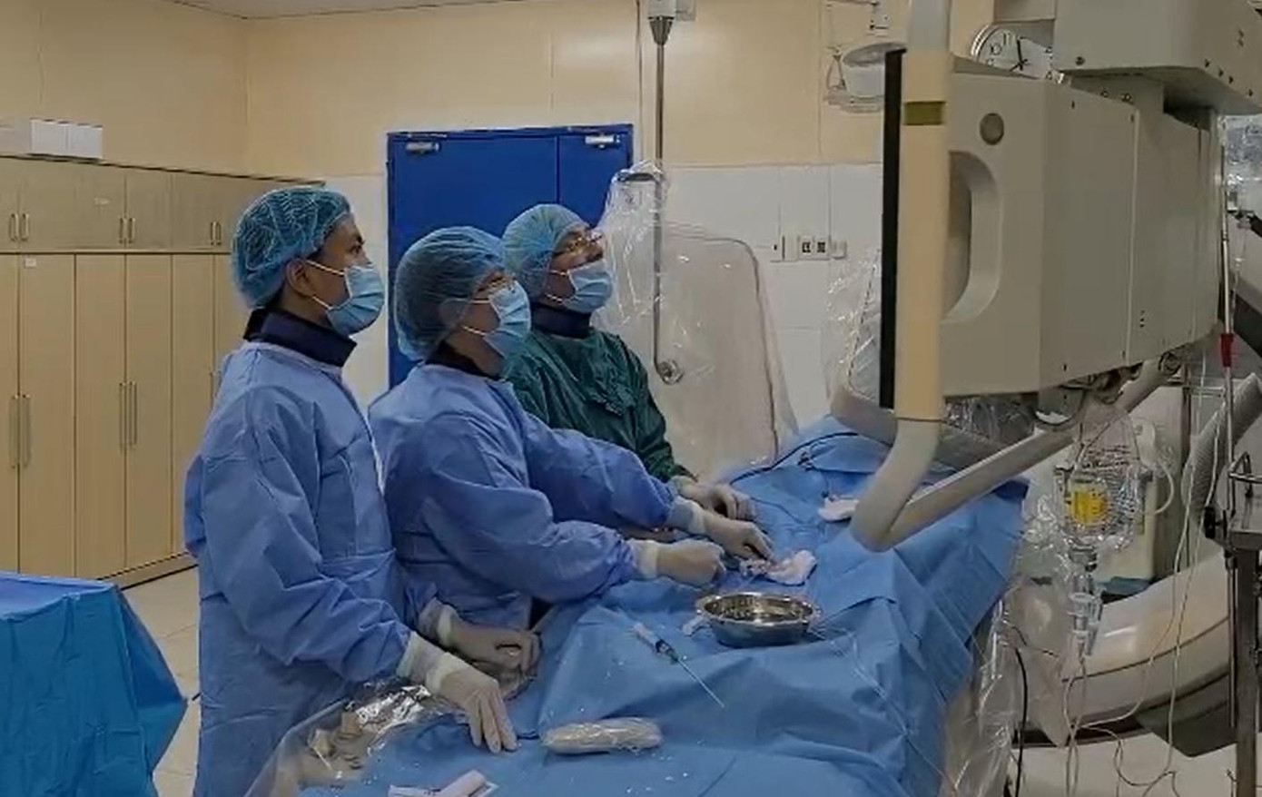 Các bác sĩ đang can thiệp tái thông vị trí mạch máu bị tắc cho bệnh nhân nhồi máu cơ tim cấp Các bác sĩ đang can thiệp tái thông vị trí mạch máu bị tắc cho bệnh nhân nhồi máu cơ tim cấp