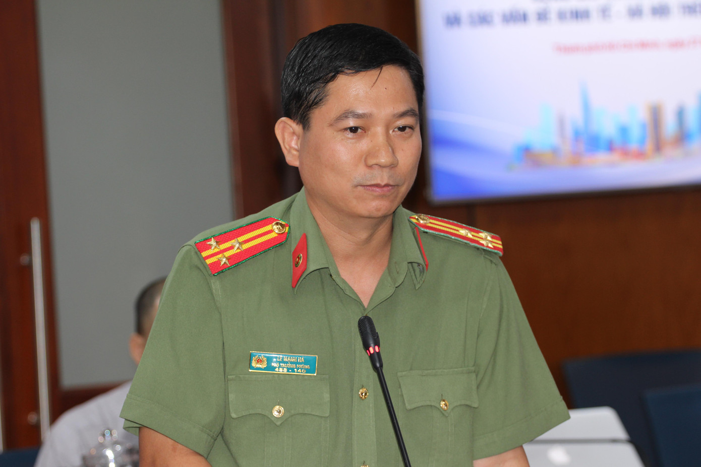 Thượng tá Lê Mạnh Hà thông tin về tình trạng tội phạm liên quan đến công nghệ cao tại buổi họp báo diễn ra chiều 27/10 Thượng tá Lê Mạnh Hà thông tin về tình trạng tội phạm liên quan đến công nghệ cao tại buổi họp báo diễn ra chiều 27/10