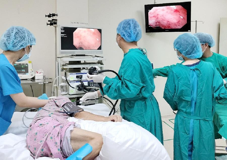 Bệnh nhân được bác sĩ thực hiện phương pháp nội soi, đốt cầm máu tại vị trí xuất huyết trong đường tiêu hóa Bệnh nhân được bác sĩ thực hiện phương pháp nội soi, đốt cầm máu tại vị trí xuất huyết trong đường tiêu hóa