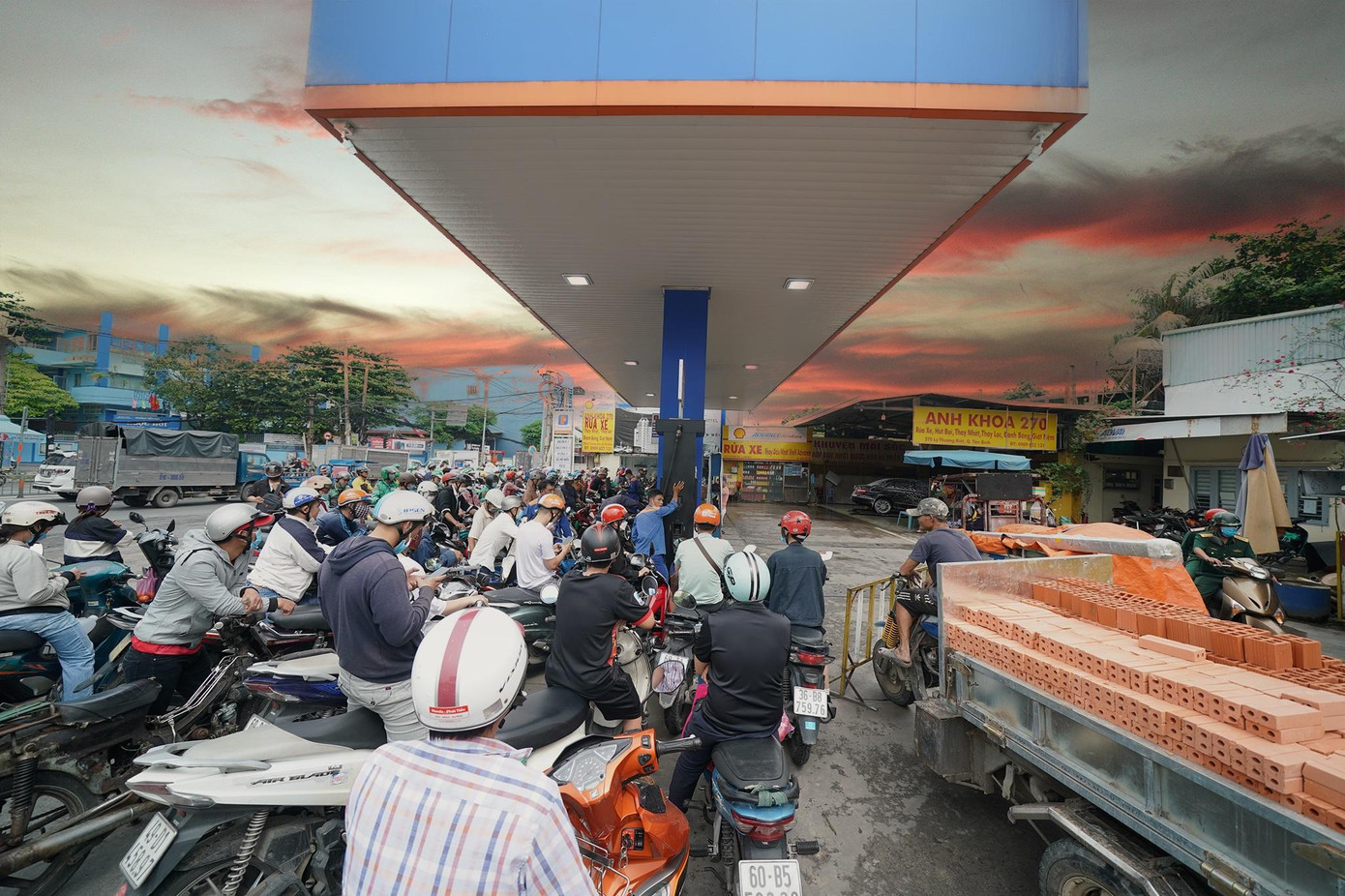 Sở Công Thương TPHCM cho biết, số lượng cửa hàng kinh doanh xăng dầu mở cửa hoạt động bình thường trở lại đang gia tăng (ảnh: Phạm Nguyễn)