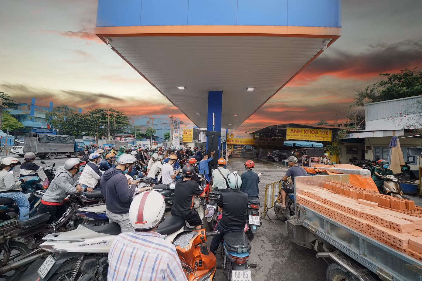 Sở Công Thương TPHCM cho biết, số lượng cửa hàng kinh doanh xăng dầu mở cửa hoạt động bình thường trở lại đang gia tăng (ảnh: Phạm Nguyễn)