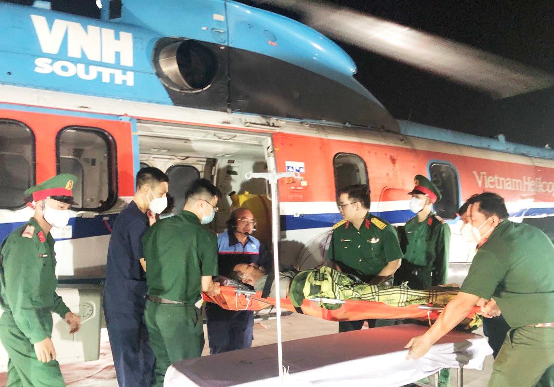 Trực thăng cấp cứu đã vượt biển đưa ngư dân về đất liền điều trị Trực thăng cấp cứu đã vượt biển đưa ngư dân về đất liền điều trị