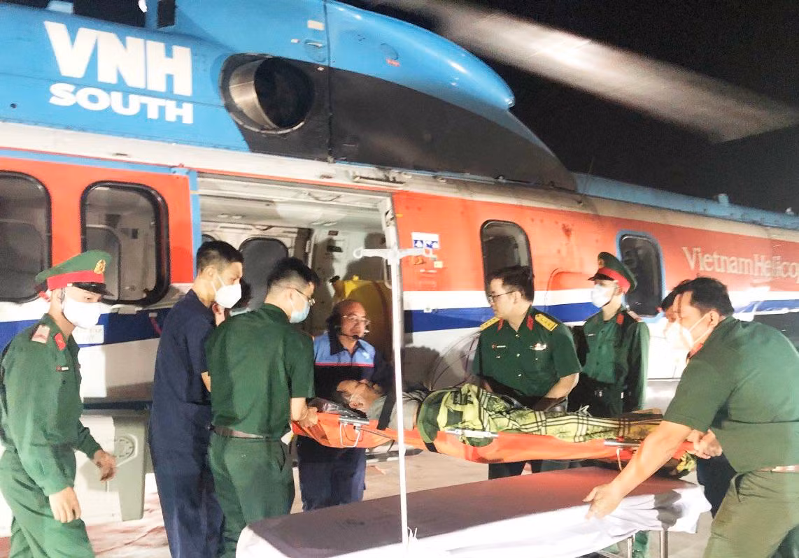 Trực thăng cấp cứu đã vượt biển đưa ngư dân về đất liền điều trị Trực thăng cấp cứu đã vượt biển đưa ngư dân về đất liền điều trị