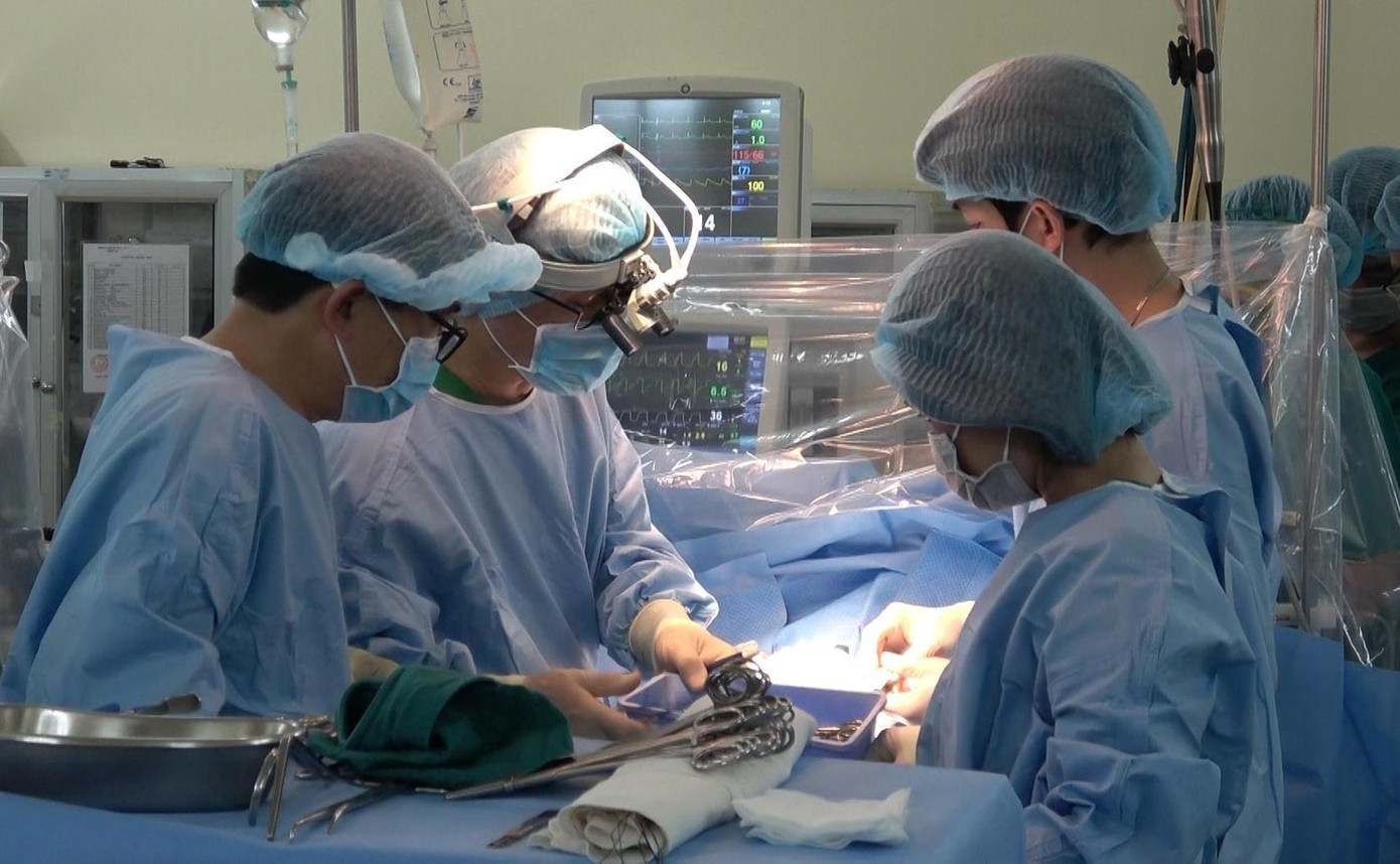 Các bác sĩ Bệnh viện Quân y 175 phẫu thuật cho bệnh nhân Các bác sĩ Bệnh viện Quân y 175 phẫu thuật cho bệnh nhân