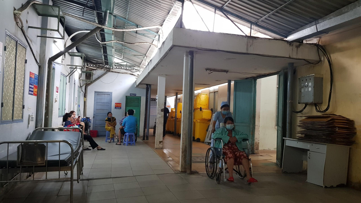 Cảnh hoang tàn, đổ nát và tạm bợ trong Bệnh viện Trưng Vương TPHCM Cảnh hoang tàn, đổ nát và tạm bợ trong Bệnh viện Trưng Vương TPHCM
