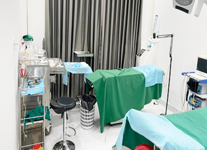 Cơ sở chưa được cấp phép nhưng trang bị cả phòng mổ để thực hiện phẫu thuật thẩm mỹ. Cơ sở chưa được cấp phép nhưng trang bị cả phòng mổ để thực hiện phẫu thuật thẩm mỹ.