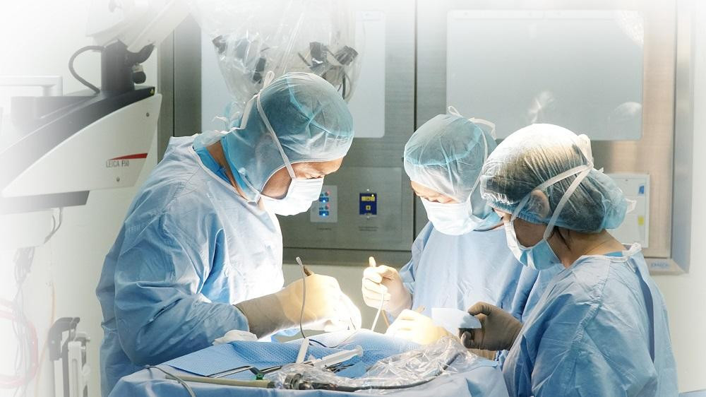 Các bác sĩ thực hiện cuộc phẫu thuật giải ép dây thần kinh số 7 cho người bệnh