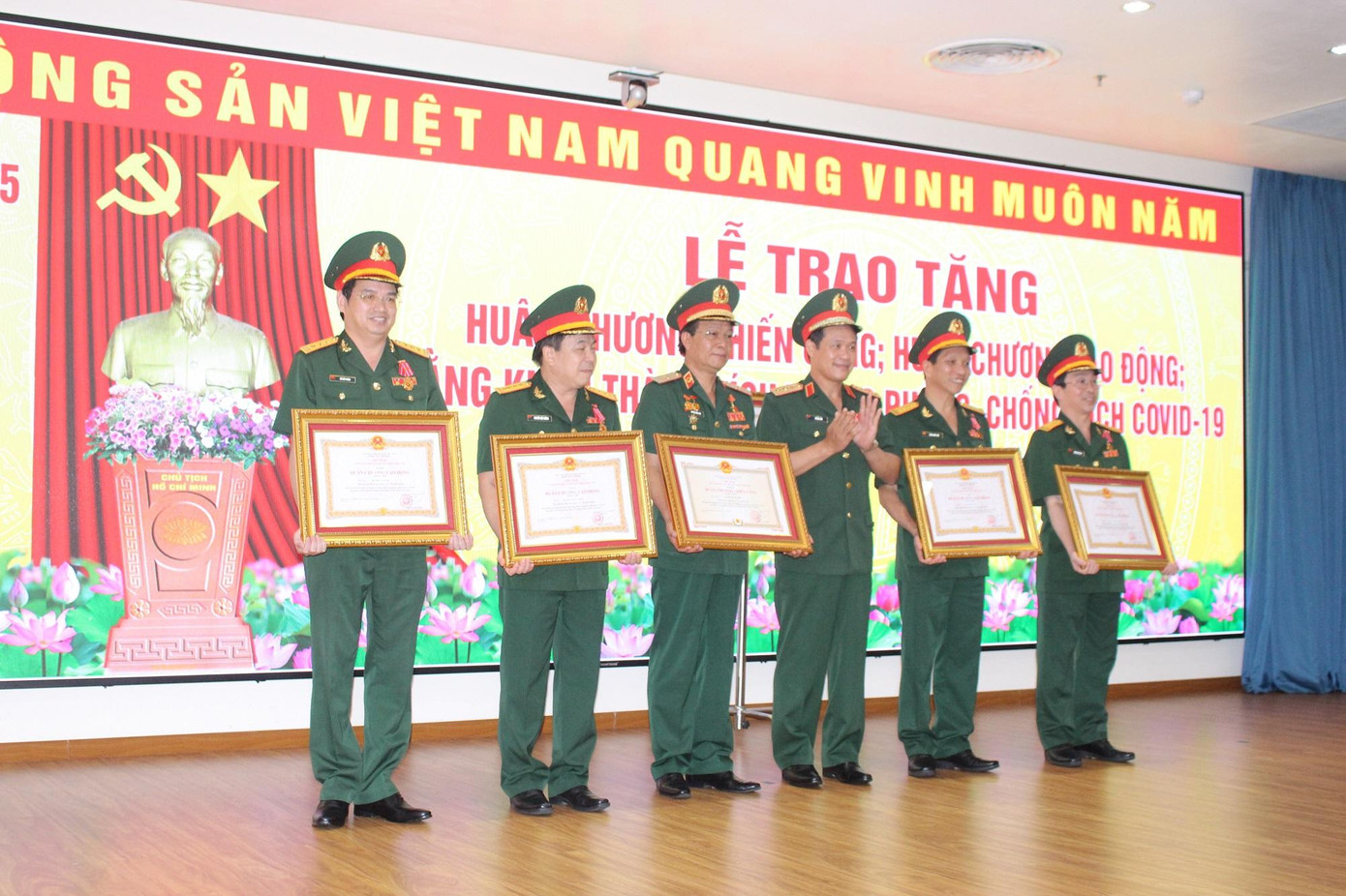 Nhiều cá nhân, tập thể của bệnh viện được tặng thưởng Huân chương Lao động Nhiều cá nhân, tập thể của bệnh viện được tặng thưởng Huân chương Lao động