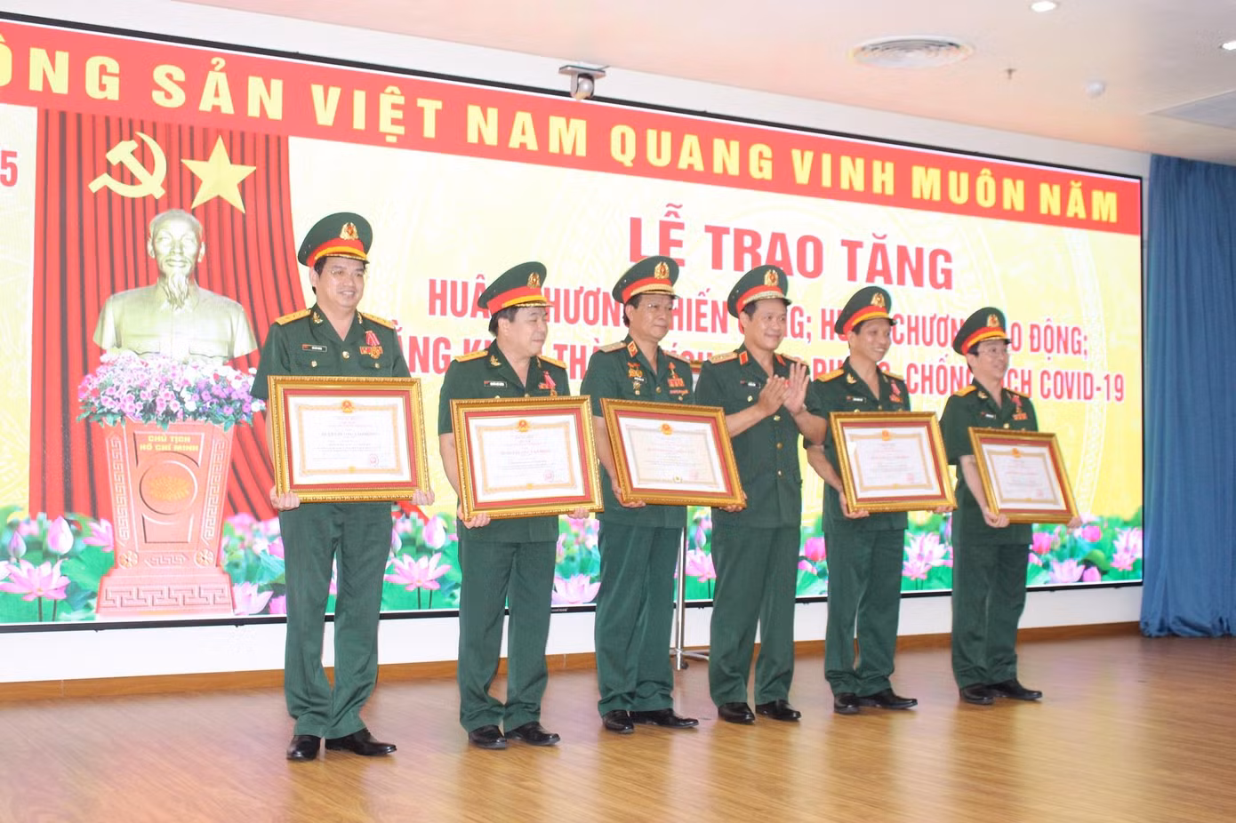 Nhiều cá nhân, tập thể của bệnh viện được tặng thưởng Huân chương Lao động