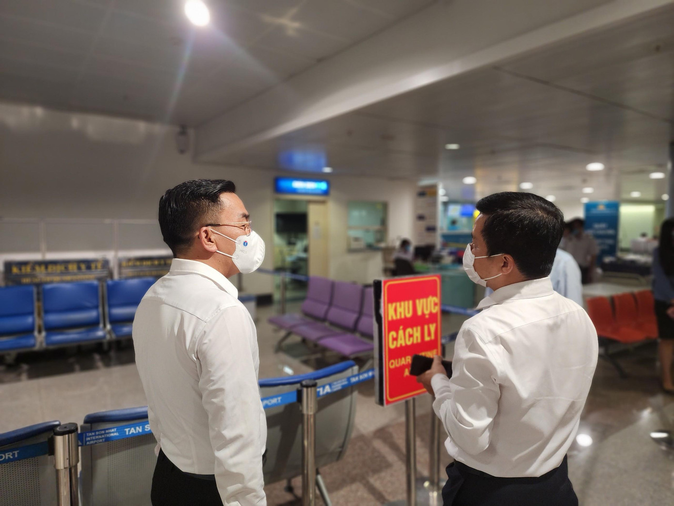 Đoàn kiểm tra tại khu vực cách ly cảng hàng không Quốc tế Tân Sơn Nhất Đoàn kiểm tra tại khu vực cách ly cảng hàng không Quốc tế Tân Sơn Nhất