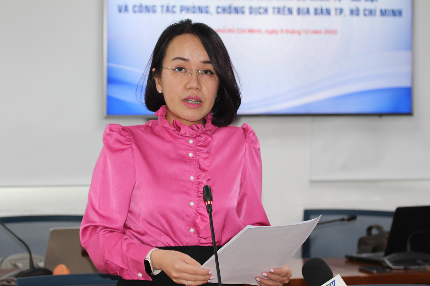 Bà Lê Thiện Quỳnh Như, Phó chánh văn phòng Sở Y tế thông tin tại buổi họp báo