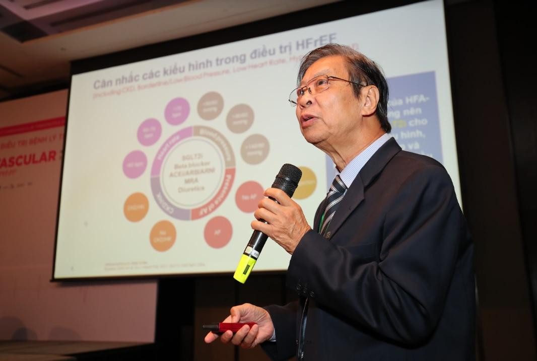 GS Đặng Vạn Phước chia sẻ thông tin tại Hội nghị Tim mạch