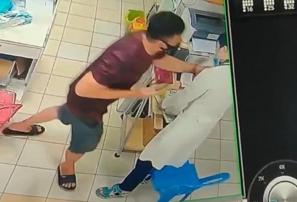 Hình ảnh cắt từ camera vụ việc bác sĩ tại Bệnh viện Nhân Dân Gia Định bị người nhà bệnh nhi hành hung Hình ảnh cắt từ camera vụ việc bác sĩ tại Bệnh viện Nhân Dân Gia Định bị người nhà bệnh nhi hành hung