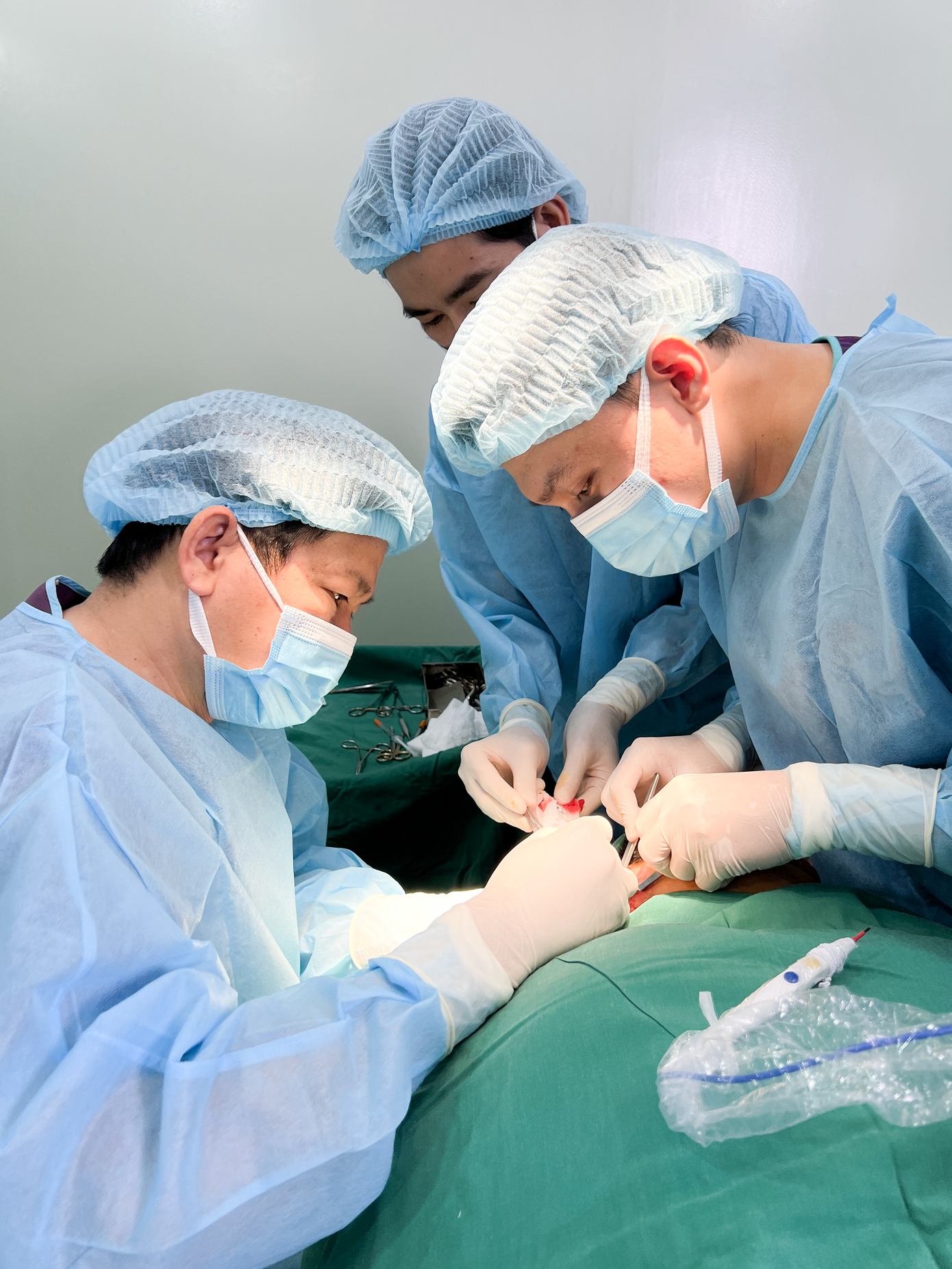 Ê kíp bác sĩ đã bóc tách khối u phì đại ở vùng tai phải cho người bệnh và tái tạo lại vành tai Ê kíp bác sĩ đã bóc tách khối u phì đại ở vùng tai phải cho người bệnh và tái tạo lại vành tai