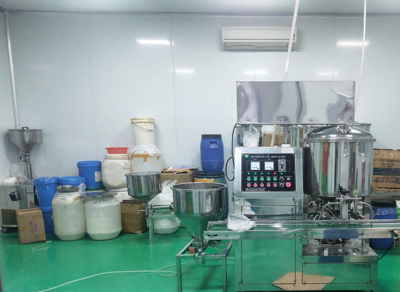Hình ảnh bừa bộn tại khu vực đóng gói mỹ phẩm của Công ty Lộc Phát