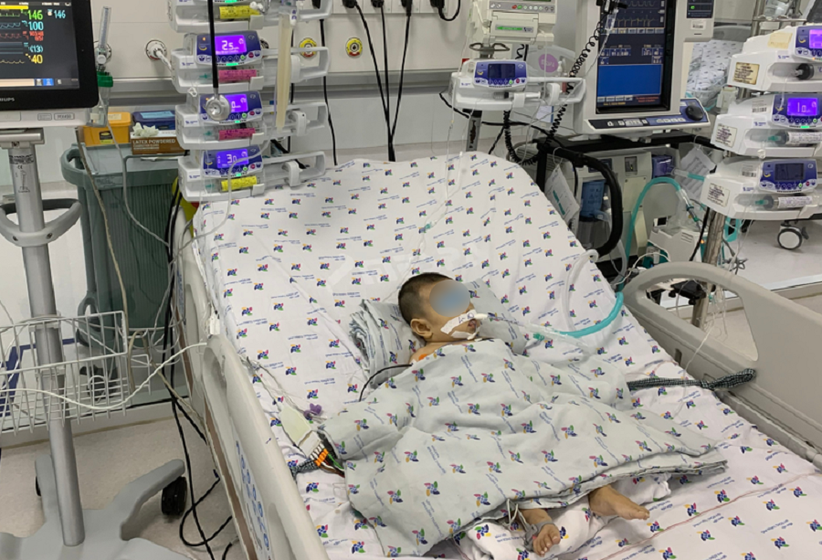 Trẻ được các bác sĩ Bệnh viện Nhi Đồng Thành Phố điều trị tích cực giúp vượt qua nguy kịch Trẻ được các bác sĩ Bệnh viện Nhi Đồng Thành Phố điều trị tích cực giúp vượt qua nguy kịch