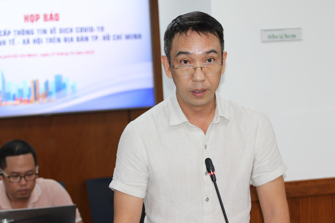 Ông Thái Hoàng Vũ cung cấp thông tin về sự việc nước chuyển sang màu đỏ tại buổi họp báo chiều 27/10 Ông Thái Hoàng Vũ cung cấp thông tin về sự việc nước chuyển sang màu đỏ tại buổi họp báo chiều 27/10