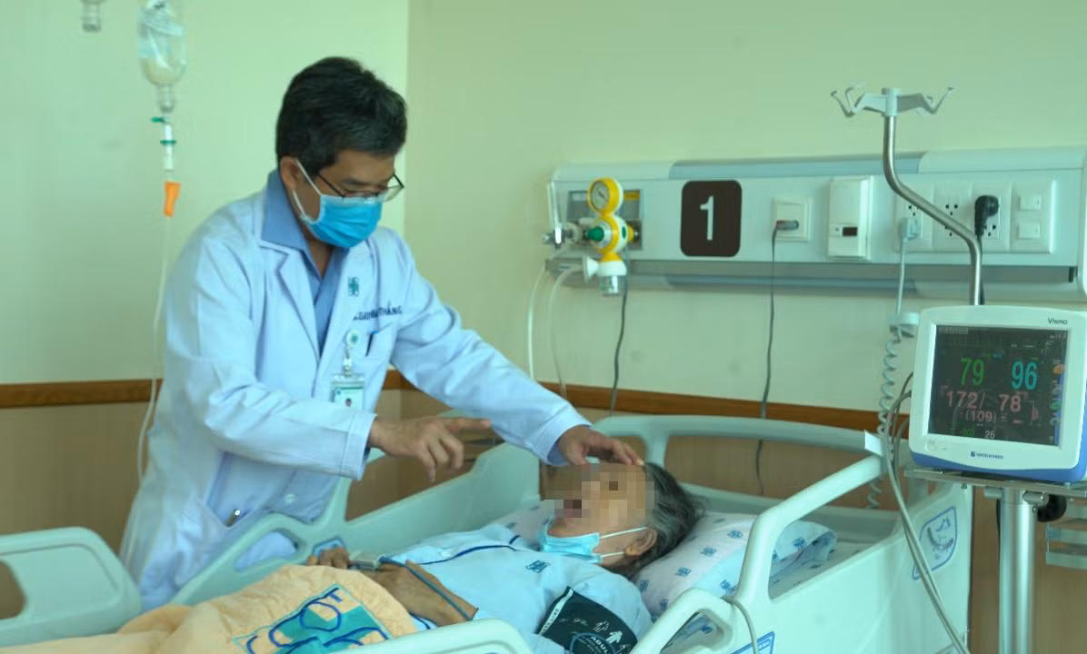 Bác sĩ thăm khám cho bệnh nhân đột quỵ điều trị tại Bệnh viện Đại học Y Dược TPHCM