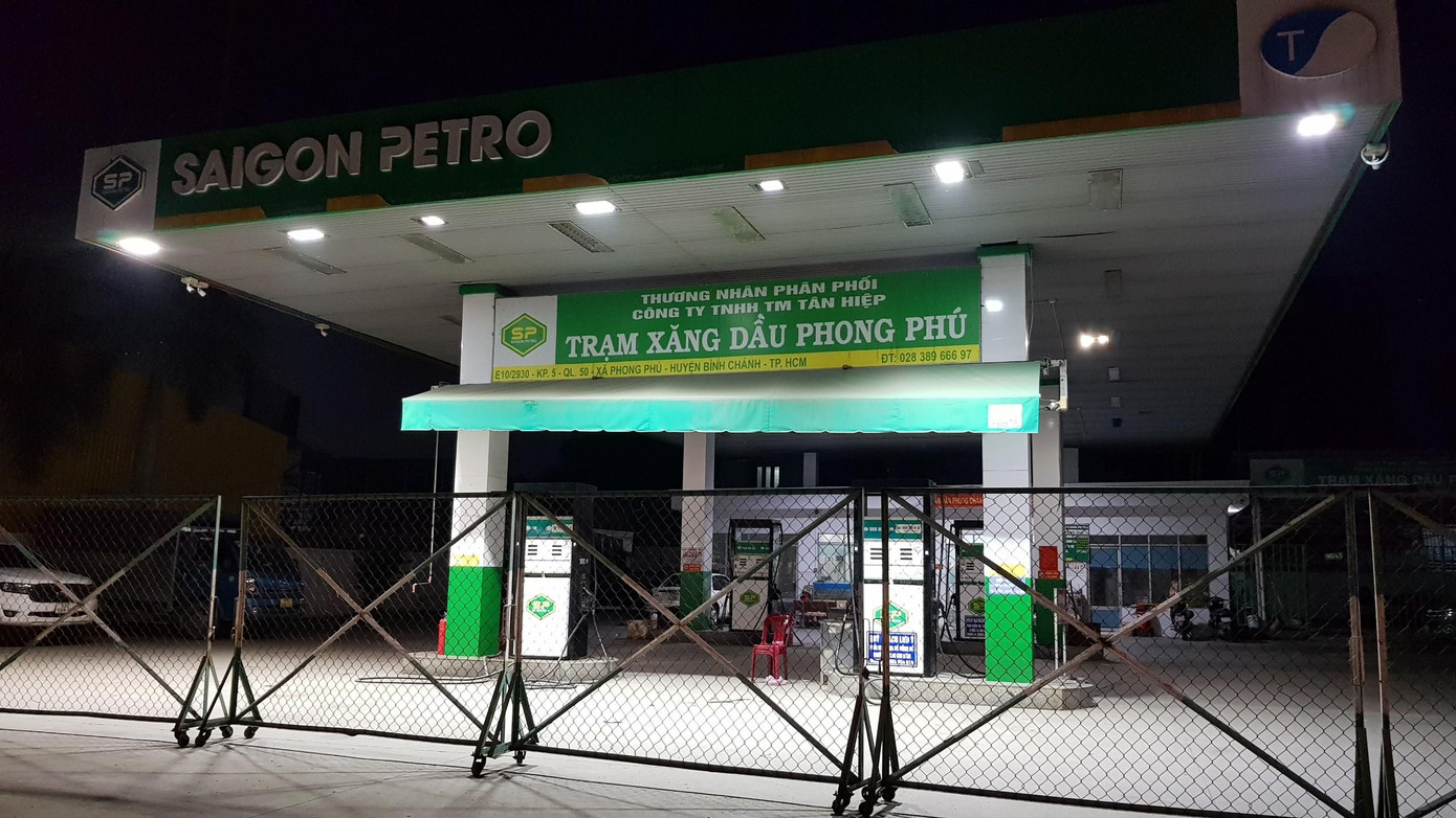 Thiếu hụt xăng dầu kéo dài khiến nhiều cửa hàng tại TPHCM phải ngừng kinh doanh Thiếu hụt xăng dầu kéo dài khiến nhiều cửa hàng tại TPHCM phải ngừng kinh doanh