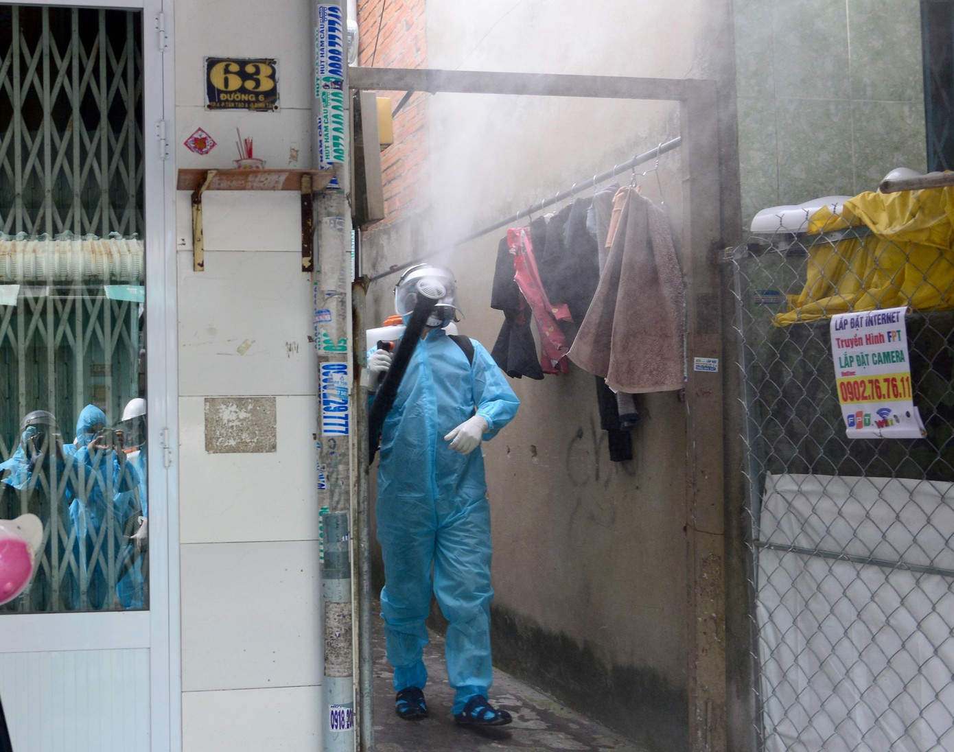 Nhân viên y tế phun hóa chất diệt muỗi dập dịch SXH tại ổ dịch mới phát sinh Nhân viên y tế phun hóa chất diệt muỗi dập dịch SXH tại ổ dịch mới phát sinh