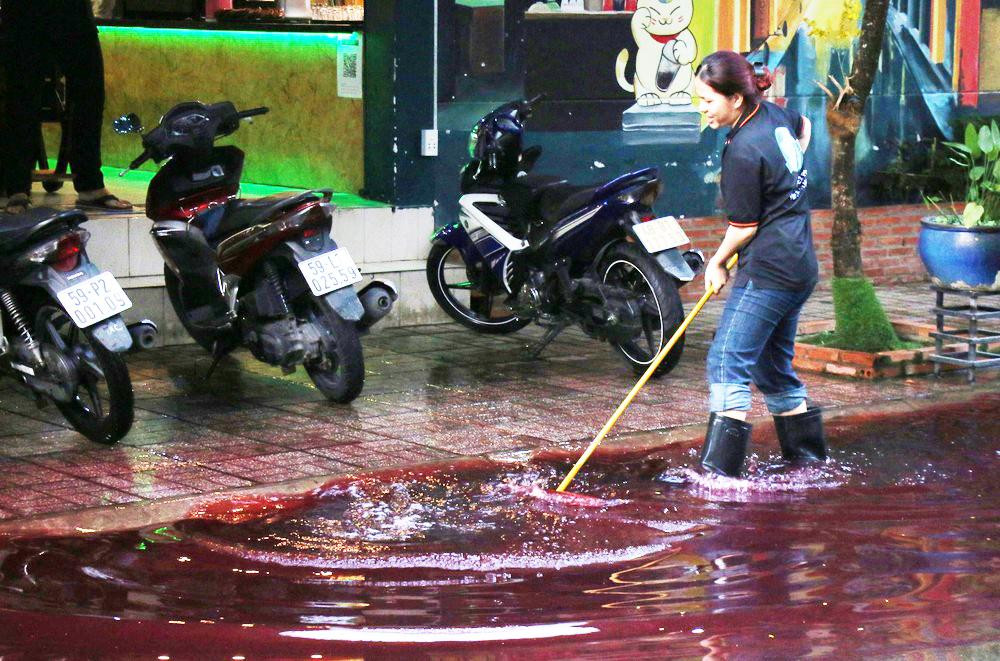 Nước chuyển sang màu đỏ, bốc mùi hôi khiến người dân hoang mang, lo lắng (ảnh: Hữu Huy) Nước chuyển sang màu đỏ, bốc mùi hôi khiến người dân hoang mang, lo lắng (ảnh: Hữu Huy)