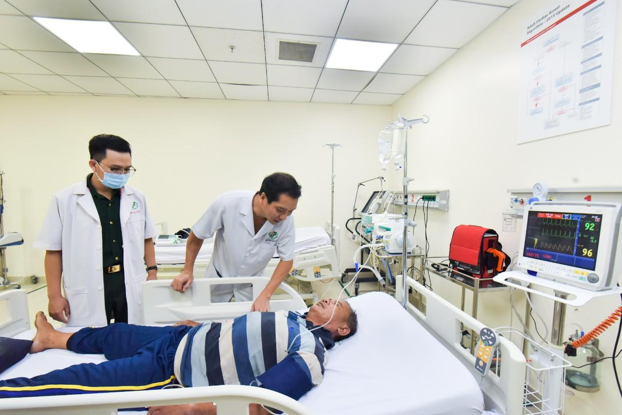 Đại tá - TS.BS Trần Quốc Việt trực tiếp thăm hỏi, đánh giá tình trạng của bệnh nhân Đại tá - TS.BS Trần Quốc Việt trực tiếp thăm hỏi, đánh giá tình trạng của bệnh nhân