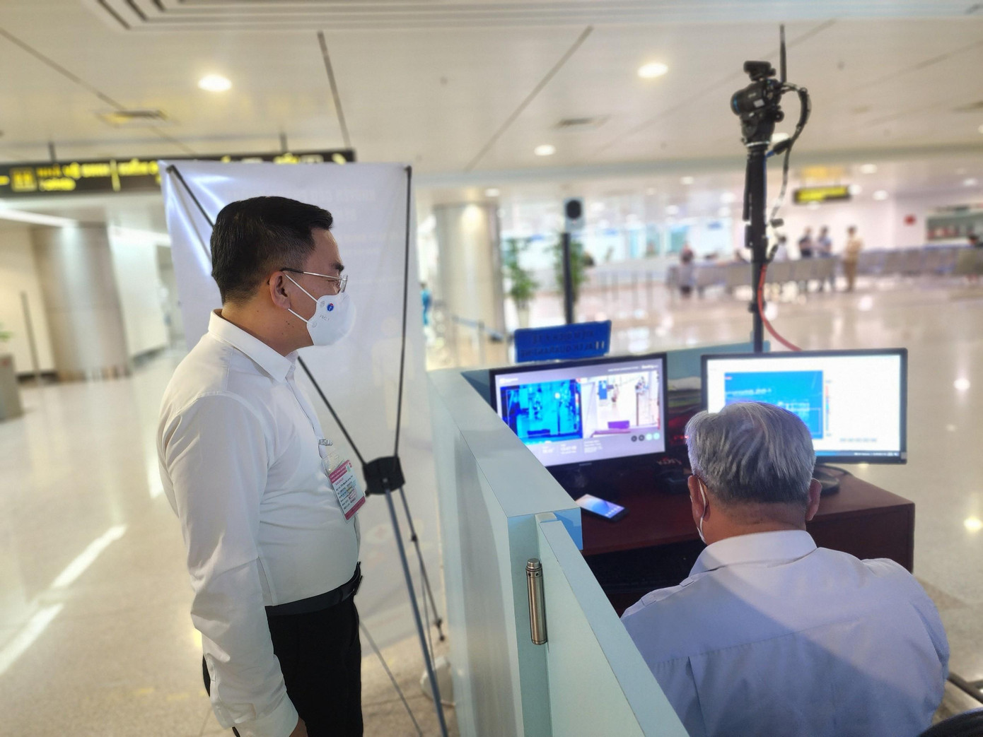 Khu vực đo thân nhiệt của hành khách để phát hiện trường hợp nghi ngờ sau khi xuống máy bay Khu vực đo thân nhiệt của hành khách để phát hiện trường hợp nghi ngờ sau khi xuống máy bay