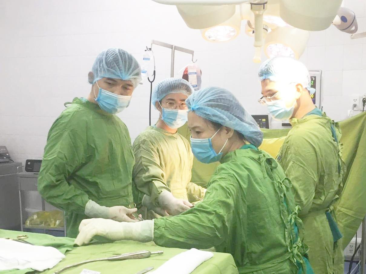 Các bác sĩ thực hiện cuộc mổ khẩn nguy, kịp thời cứu sinh mạng người bệnh (ảnh: BVCC)