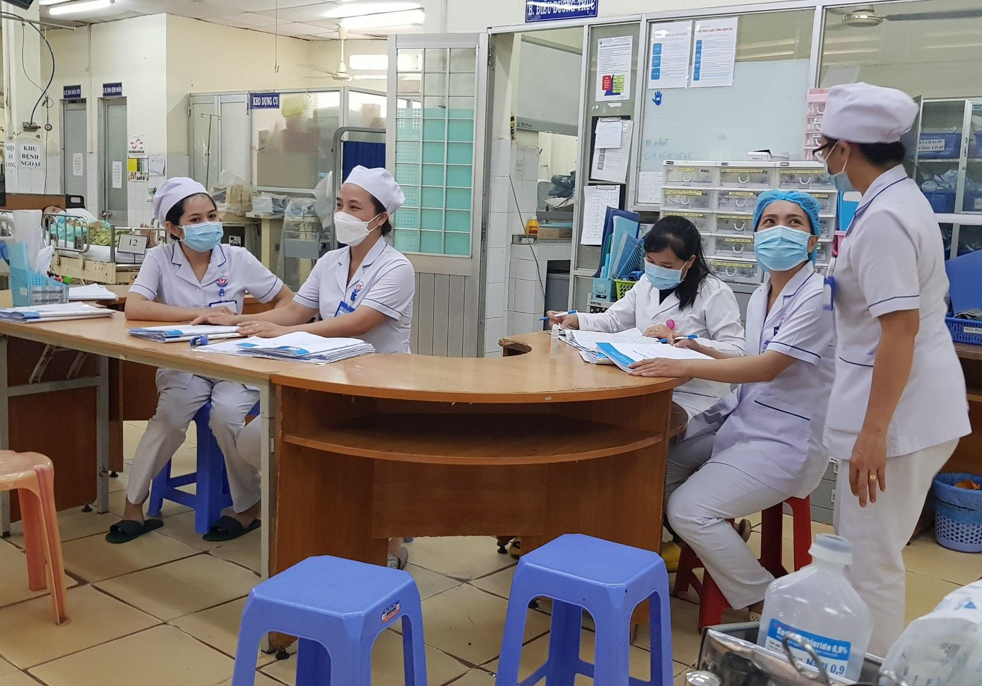 Nhân viên y tế nghỉ việc hàng loạt do thu nhập thấp là thực trạng đang diễn ra tại bệnh viện công Nhân viên y tế nghỉ việc hàng loạt do thu nhập thấp là thực trạng đang diễn ra tại bệnh viện công